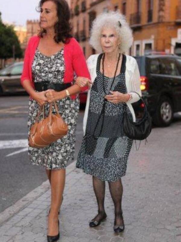 Duquesa de Alba y Carmen Tello en la misa del funeral de la madre de Julio Aparicio
