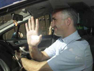 El sacerdote que casará a la duquesa de alba tiene 38 años pertenece a una familia sevillana muy conocida y fue pregonero de la semana santa de Sevilla