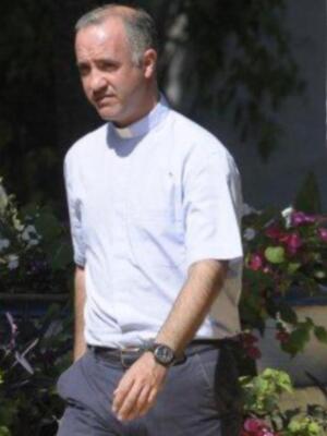 El sacerdote que casará a la duquesa de alba tiene 38 años pertenece a una familia sevillana muy conocida y fue pregonero de la semana santa de Sevilla