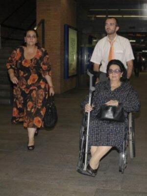 Monserrat obligada a usar silla de ruedas por una caída