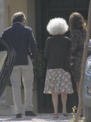 El emotivo reencuentro de los duques de Alba y su madrina Carmen Tello tras la boda