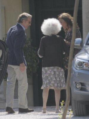 El emotivo reencuentro de los duques de Alba y su madrina Carmen Tello tras la boda