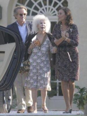 El emotivo reencuentro de los duques de Alba y su madrina Carmen Tello tras la boda