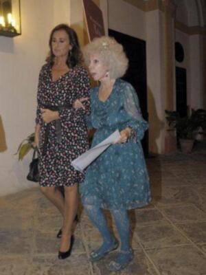 La duquesa de Alba asiste a su primera acto público tras su boda acompañada de Carmen Tello