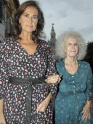 La duquesa de Alba asiste a su primera acto público tras su boda acompañada de Carmen Tello