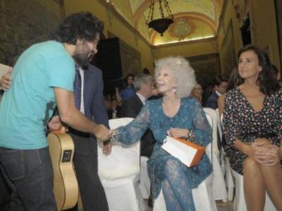 La duquesa de Alba asiste a su primera acto público tras su boda acompañada de Carmen Tello