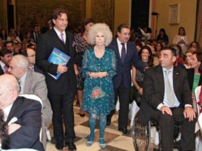 La duquesa de Alba asiste a su primera acto público tras su boda acompañada de Carmen Tello