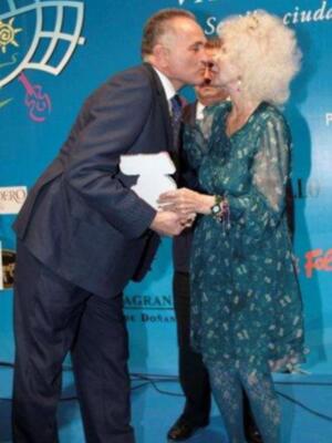 La duquesa de Alba asiste a su primera acto público tras su boda acompañada de Carmen Tello