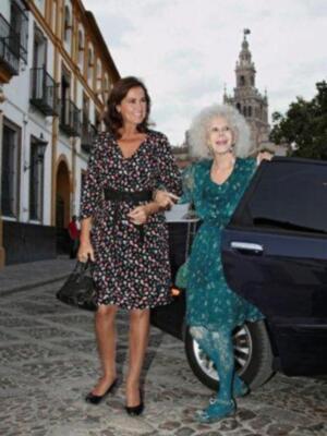 La duquesa de Alba asiste a su primera acto público tras su boda acompañada de Carmen Tello