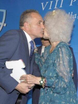 La duquesa de Alba asiste a su primera acto público tras su boda acompañada de Carmen Tello