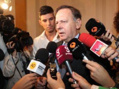 La duquesa de Alba sufre una caída en su palacio y tiene que  guardar reposo por una fisura en la pelvis y suspende la luna de miel a Tailandia