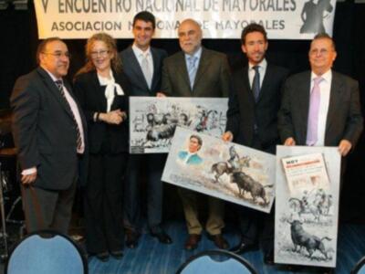 Jesulín de Ubrique, improvisado y risueño fotógrafo, homenajeado en Coria (Cáceres) por los mayorales y trabajadores del campo bravo