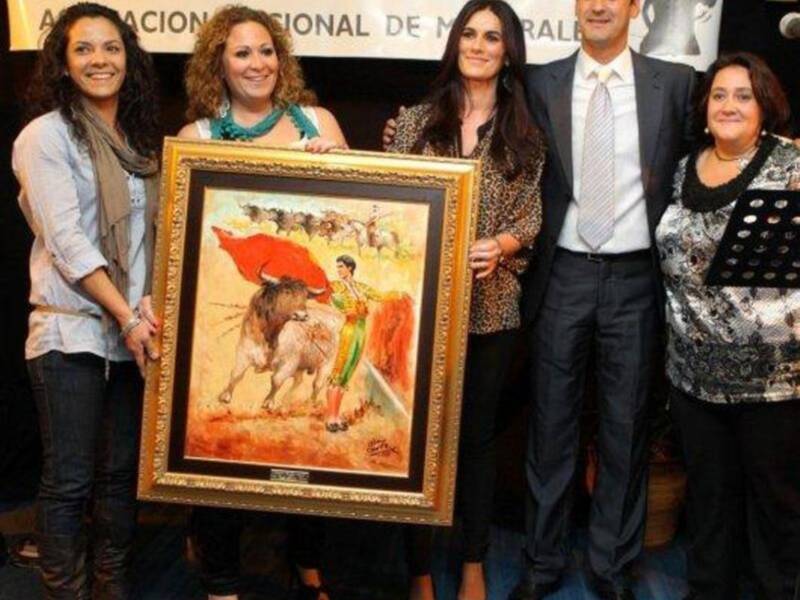 Jesulín de Ubrique, improvisado y risueño fotógrafo, homenajeado en Coria (Cáceres) por los mayorales y trabajadores del campo bravo