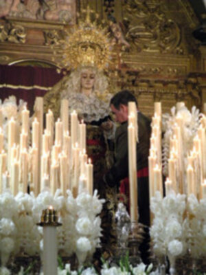  Galeria de la Solemne Función Eucarística, donde se procedió a la imposición del Fajín del Rey Juan Carlos I, a la Soledad de Alcalá del Río.