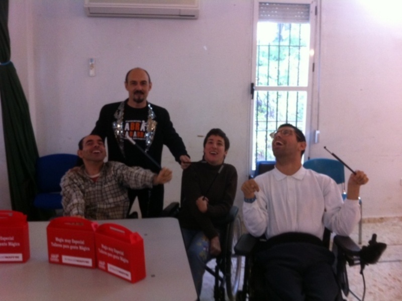 La fundación abracadabra llena Sevilla de magia e ilusión con los talleres para gente mágica, patrocinados por la fundación MAPFRE