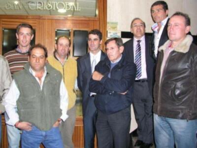 Jesulín de Ubrique, improvisado y risueño fotógrafo, homenajeado en Coria (Cáceres) por los mayorales y trabajadores del campo bravo