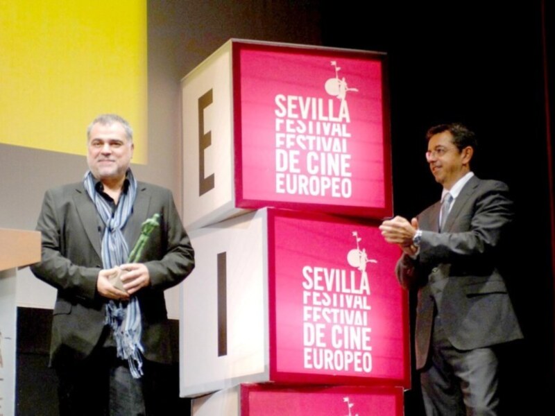 Benito Zambrano comparte el premio RTVA a la trayectoria con la gente que ha trabajado con él