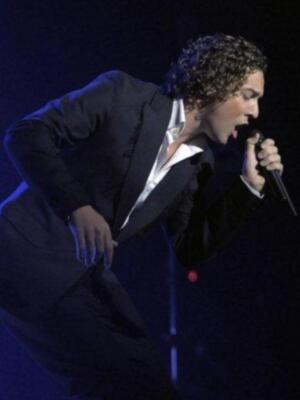 David Bisbal se refugia en el trabajo y en buenas amigas tras su enfrentamiento con Elena Tablada