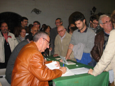 Más de 200 personas acuden a la presentación del libro Tres documentos para la historia de Chipiona