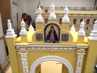 Un modelo en miniatura de una arquitectura histórica con detalles como la Virgen María y elementos decorativos.