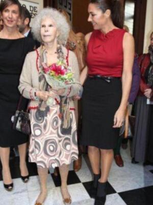 La duquesa de alba inaugura una exposición sobre moda con los trajes que ha lucido a lo largo de su vida