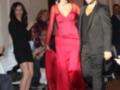 Modela en rojo con elegancia en un evento de moda.
