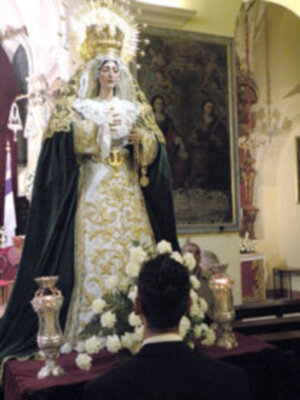 Solemne procesión claustral con la imagen de Ntra. Sra. de la Esperanza, por las naves de la parroquia de Sta. María de la Asunción de Alcalá del Río (Sevilla)