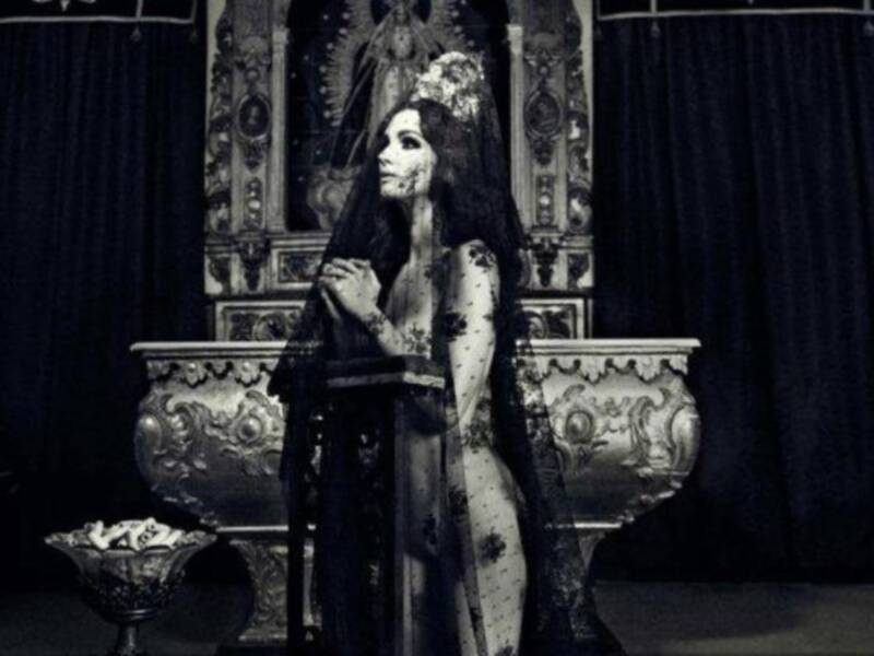 Paz Vega desata la polémica con su foto desnuda junto a una Virgen de Sevilla 
