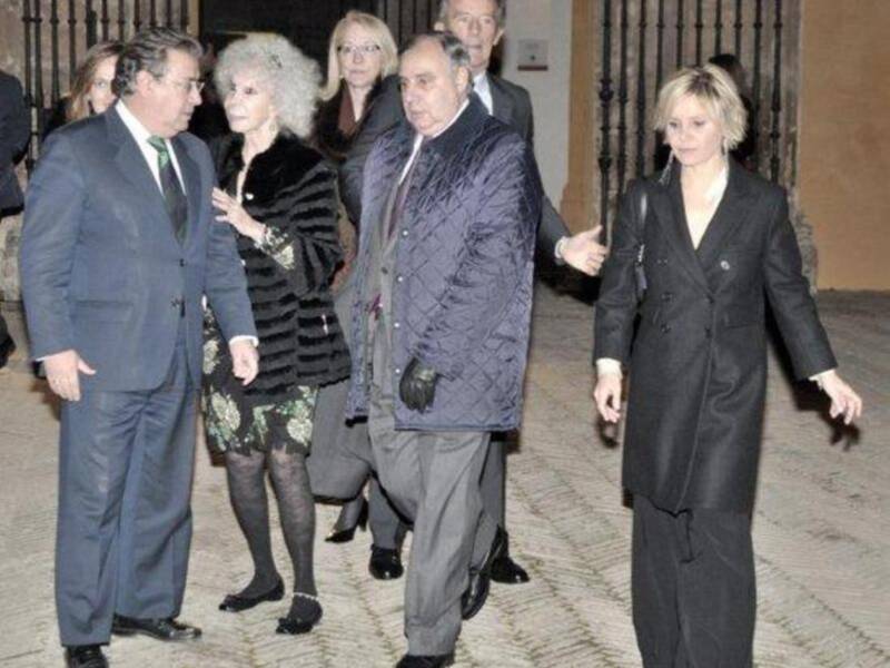 La duquesa de Alba presenta por fin sus memorias con su marido y tres de sus hijos