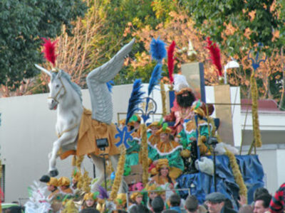 Los Reyes Magos repartieron  ilusión por el barrio de Triana.