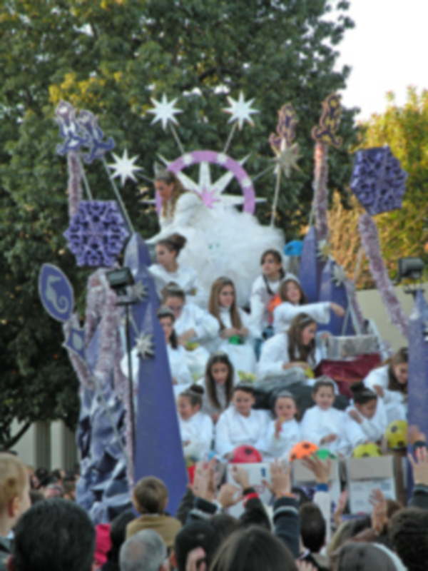 Los Reyes Magos repartieron ilusión por el barrio de Triana.