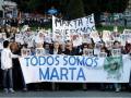 Marta, una figura destacada en la imagen, es objeto de este evento público. Los participantes sostienen carteles y fotografías en apoyo a Marta, demostrando su importancia para la comunidad.