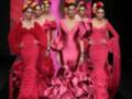 Modelos en trajes de flamenca en un desfile de moda en España.