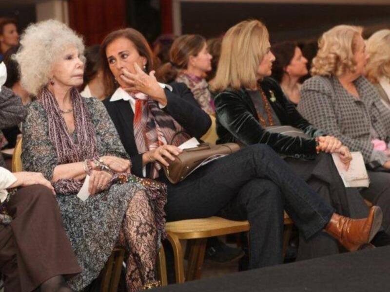 La duquesa de Alba, incansable, presidió desfile de trajes de flamenca a beneficio de nuevo futuro en Sevilla