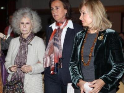 La duquesa de Alba, incansable, presidió desfile de trajes de flamenca a beneficio de nuevo futuro en Sevilla