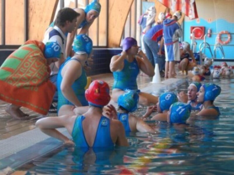 Obligadas a ganar para seguir liderando la otra liga en la División de Honor femenina de waterpolo