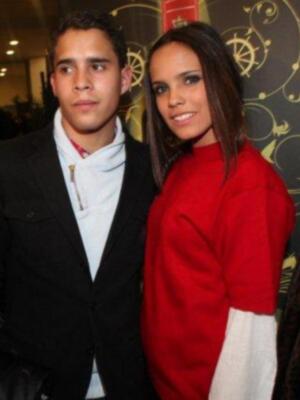 Gloria Camila cumple 16 años sobre la pasarela ante la orgullosa mirada de su padre y su hermano que regreso de Irlanda