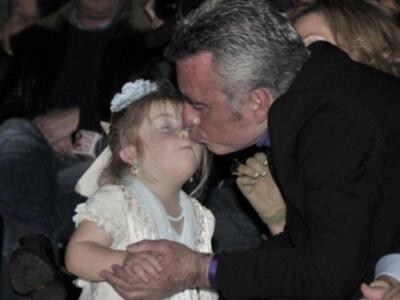 Gloria Camila cumple 16 años sobre la pasarela ante la orgullosa mirada de su padre y su hermano que regreso de Irlanda
