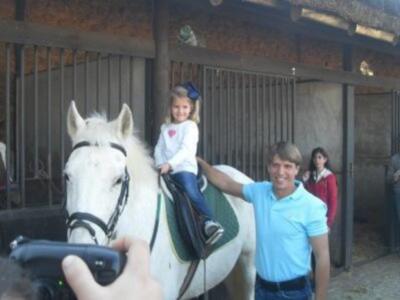 Manuel Díaz El Cordobés presenta la Corrida Benéfica de El Viso junto a sus hijas Alba y Triana