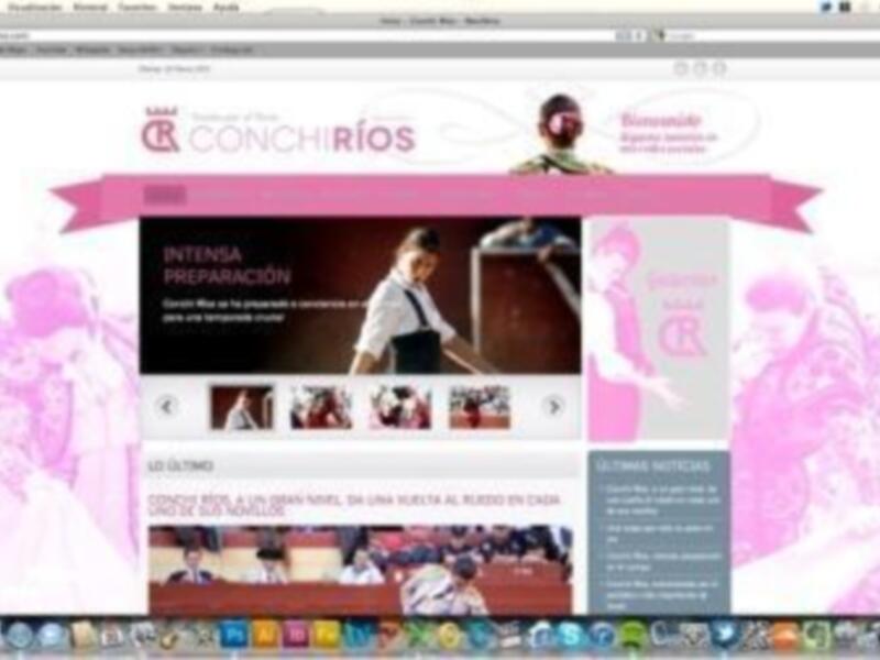 Una pantalla de computadora muestra una página web con un título principal en español que parece ser "Conchirios". La parte superior de la página incluye un banner con texto en rojo y blanco. Abajo del banner, hay imágenes de personas en diferentes escenas, posiblemente relacionadas con la preparación o el desarrollo profesional. A la derecha de la página, hay un texto que parece ser una sección del sitio web.