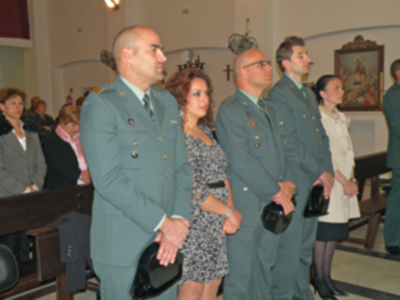 Un grupo de personas en uniforme militar y una mujer con vestido negro, posiblemente en una ceremonia o evento formal.