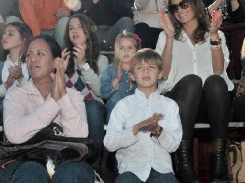 El cordobés celebra el día del padre con sus tres hijos en un festival benéfico