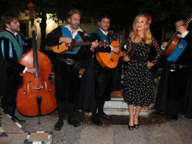 Carmen Lomana inaugura la primavera en Sevilla con la tuna