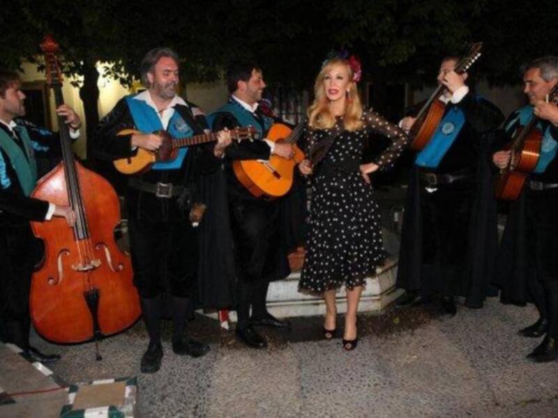 Carmen Lomana inaugura la primavera en Sevilla con la tuna