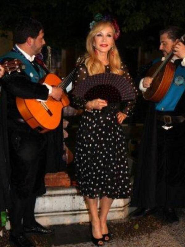 Carmen Lomana inaugura la primavera en Sevilla con la tuna