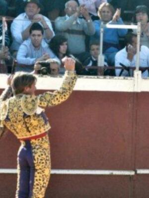El cordobés celebra el día del padre con sus tres hijos en un festival benéfico