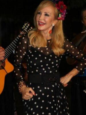 Carmen Lomana inaugura la primavera en Sevilla con la tuna