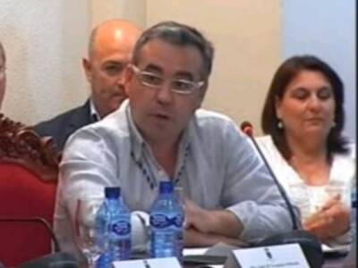 El PSOE de Chipiona no consigue aprobar una propuesta en defensa de la educación pública, por ausencia de uno de sus concejales.