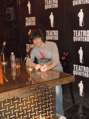 Persona en conferencia de prensa en el Teatro Quintero.
