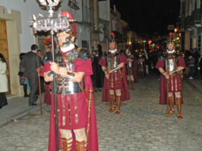 La lluvia da una tregua a la madrugada ilipense, y la Hermandad de la Vera-cruz, estreno su paso y su cuadrilla de romanos.